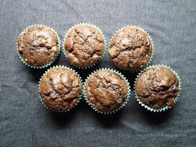 Zdjęcie - Mamusi zakręcenie i bardzo kakaowe muffiny. Z gruszkami - Przepisy kulinarne ze zdjęciami