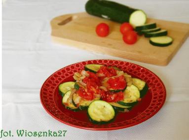 Zdjęcie - Ciepła jarzynka z cukinii i  pomidorów - Przepisy kulinarne ze zdjęciami