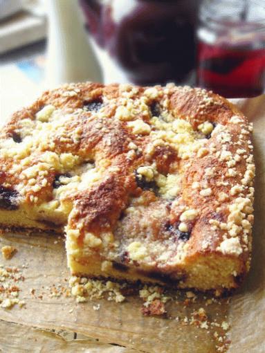 Zdjęcie - Ciasto drożdżowe z dżemem i kruszonką - Przepisy kulinarne ze zdjęciami