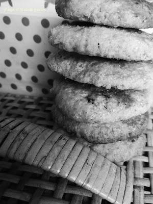 Zdjęcie - Bardzo kruche ciasteczka słonecznikowe z żurawiną - Przepisy kulinarne ze zdjęciami