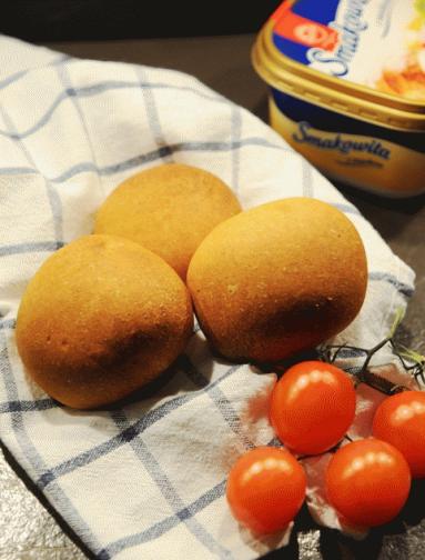 Zdjęcie - Bułeczki pomidorowe z oliwą z oliwek - Przepisy kulinarne ze zdjęciami