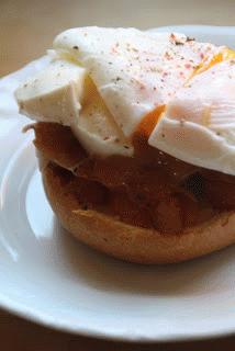 Zdjęcie - jajka po benedyktyńsku na grzance z salsą pomidorową, mozzarellą i szynką parmeńską - Przepisy kulinarne ze zdjęciami