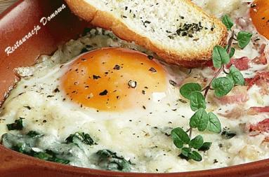 Zdjęcie - Jajka zapiekane z szynką i szpinakiem - Przepisy kulinarne ze zdjęciami