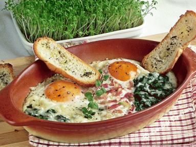 Zdjęcie - Jajka zapiekane z szynką i szpinakiem - Przepisy kulinarne ze zdjęciami
