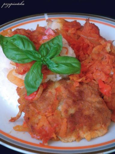 Zdjęcie - Panierowana ryba w papryce i pomidorach - Przepisy kulinarne ze zdjęciami