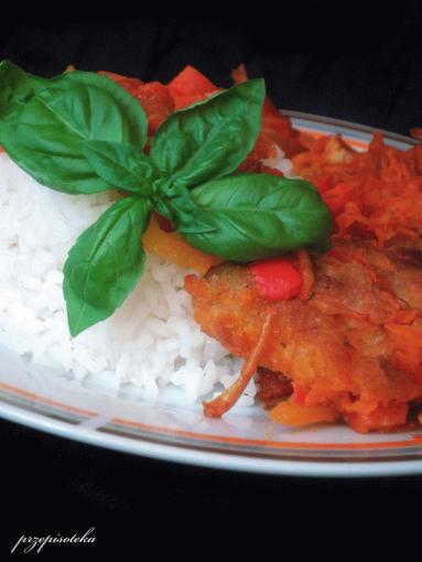 Zdjęcie - Panierowana ryba w papryce i pomidorach - Przepisy kulinarne ze zdjęciami