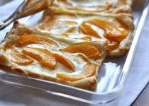 Zdjęcie - Ciasto francuskie z twarogiem i brzoskwiniami - Przepisy kulinarne ze zdjęciami