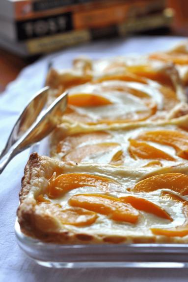 Zdjęcie - Ciasto francuskie z twarogiem i brzoskwiniami - Przepisy kulinarne ze zdjęciami