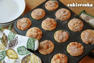 Zdjęcie - Cynamonowe muffiny z owocami z puszki i orzechami - Przepisy kulinarne ze zdjęciami
