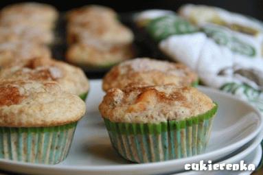 Zdjęcie - Cynamonowe muffiny z owocami z puszki i orzechami - Przepisy kulinarne ze zdjęciami