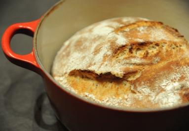 Zdjęcie - Anyżowy chleb orkiszowy pieczony w żeliwnym garnku - Przepisy kulinarne ze zdjęciami