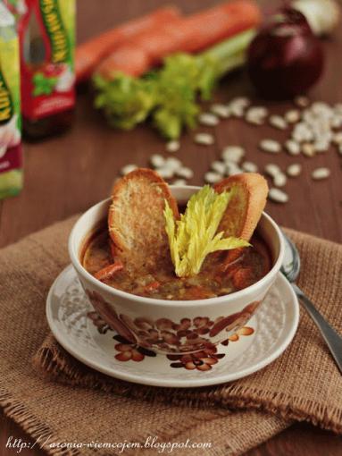 Zdjęcie - Pożywna zupa fasolowa z czosnkowymi grzankami - Przepisy kulinarne ze zdjęciami