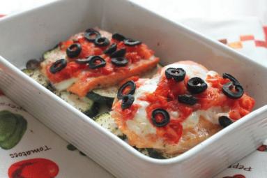 Zdjęcie - Pstrąg łososiowy pieczony z mozzarellą, pomidorkami i cukinią - Przepisy kulinarne ze zdjęciami