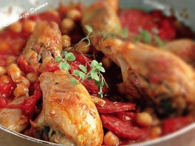 Zdjęcie - Udka kurczaka w pomidorach z chorizo i cieciorką-obiad błyskawiczny - Przepisy kulinarne ze zdjęciami