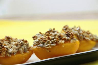 Zdjęcie - Lekki deser - brzoskwinie zapiekane z płatkami owsianymi - Przepisy kulinarne ze zdjęciami