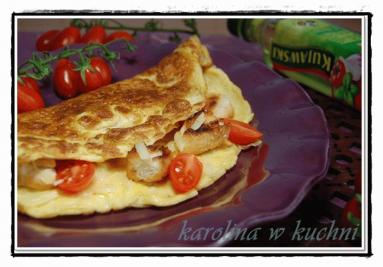 Zdjęcie - Omlet z grzankami, pomidorkami i serem cheddar - Przepisy kulinarne ze zdjęciami