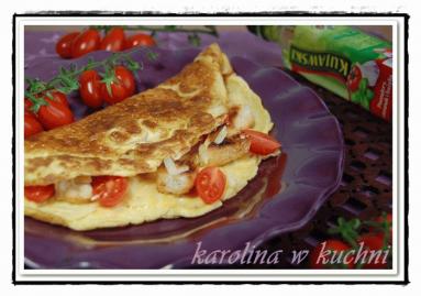 Zdjęcie - Omlet z grzankami, pomidorkami i serem cheddar - Przepisy kulinarne ze zdjęciami