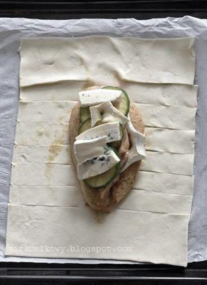Zdjęcie - Kurczak z serem w cieście francuskim - Przepisy kulinarne ze zdjęciami