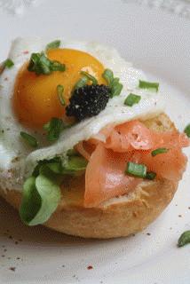 Zdjęcie - jajko sadzone na grzance z łososiem - Przepisy kulinarne ze zdjęciami
