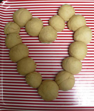 Zdjęcie - Orkiszowo-pszenny chlebek w kształcie serca - Przepisy kulinarne ze zdjęciami