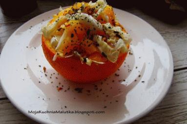 Zdjęcie - Sałatka pekińska z pomarańczą w pomarańczy - Przepisy kulinarne ze zdjęciami