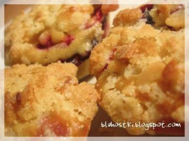 Zdjęcie - Muffiny z borówkami, śliwkami i migdałową kruszonką - Przepisy kulinarne ze zdjęciami