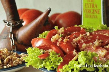 Zdjęcie - Sałatka z pomidorem i prażoną cebulką - Przepisy kulinarne ze zdjęciami