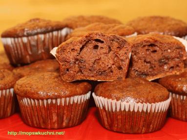 Zdjęcie - Muffinki czekoladowe z dżemem malinowym - Przepisy kulinarne ze zdjęciami