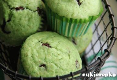 Zdjęcie - Miętowe muffiny z kawałkami czekolady - Przepisy kulinarne ze zdjęciami