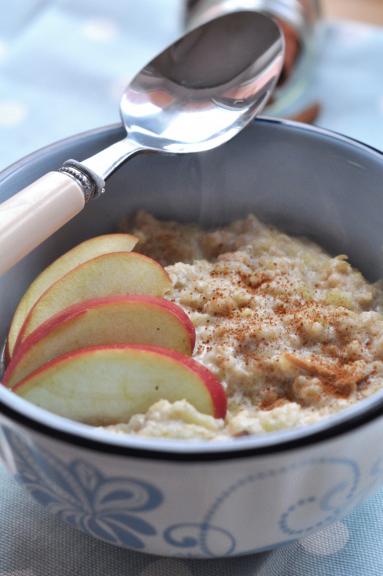 Zdjęcie - Owsianka z jabłkami (słodzona daktylami) - Przepisy kulinarne ze zdjęciami
