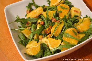 Zdjęcie - Sałatka z rukoli z pomarańczą i pistacjami w miodowym sosie - Przepisy kulinarne ze zdjęciami