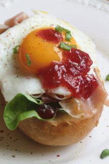 Zdjęcie - jajko sadzone na grzance z szynka parmeńską i żurawiną - Przepisy kulinarne ze zdjęciami