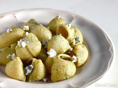 Zdjęcie - Pesto bazyliowe z serem z niebieską pleśnią, ricottą i orzechami - Przepisy kulinarne ze zdjęciami