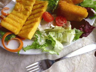Zdjęcie - Filet z morszczuka w kukurydzy z grillowaną  polentą - Przepisy kulinarne ze zdjęciami