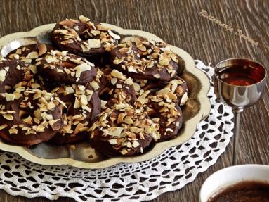 Zdjęcie - Kruche maślane ciasteczka w czekoladzie i migdałach - Przepisy kulinarne ze zdjęciami