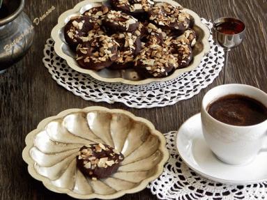 Zdjęcie - Kruche maślane ciasteczka w czekoladzie i migdałach - Przepisy kulinarne ze zdjęciami