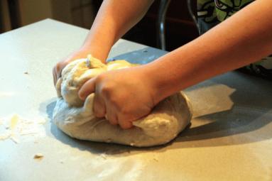 Zdjęcie - Ciasto na pizzę – przepis podstawowy. Dziecinnie prosty - Przepisy kulinarne ze zdjęciami