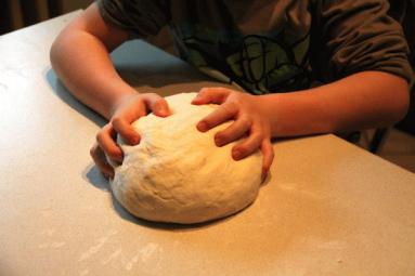 Zdjęcie - Ciasto na pizzę – przepis podstawowy. Dziecinnie prosty - Przepisy kulinarne ze zdjęciami