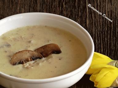 Zdjęcie - Kremowa zupa cebulowa z pieczarkami i mięsem mielonym - Przepisy kulinarne ze zdjęciami