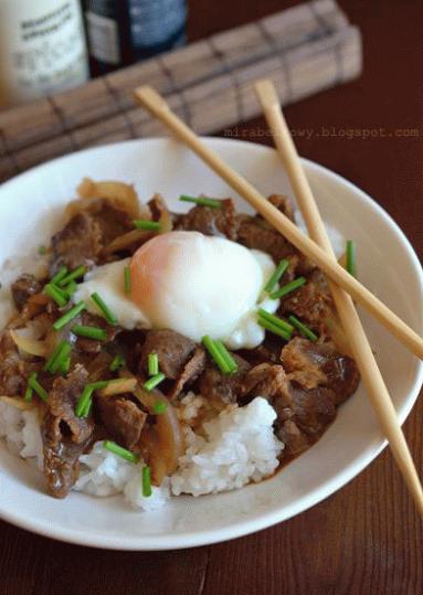 Zdjęcie - Gyudon - ryż z wołowiną gotowaną na słodko - Przepisy kulinarne ze zdjęciami