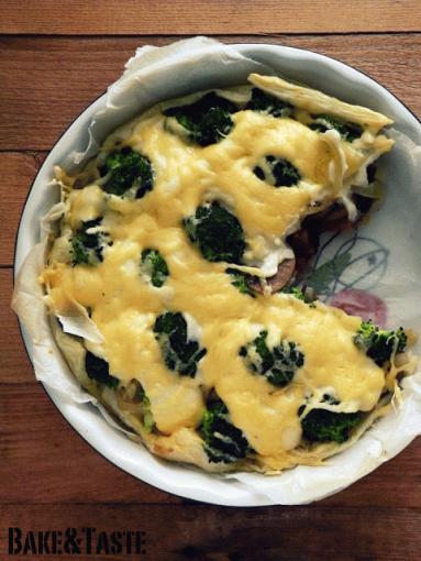 Zdjęcie - Tarta z pieczarkami, cebulką, brokułem i beszamelem - Przepisy kulinarne ze zdjęciami