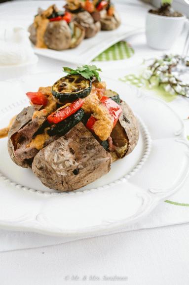 Zdjęcie - Wielkanocne wariacje: Jacket potato z rostbefem i grillowanymi warzywami - Przepisy kulinarne ze zdjęciami