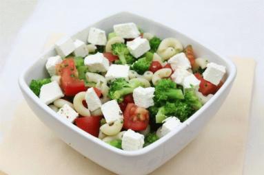 Zdjęcie - Sałatka z makaronem, brokułem i  fetą - Przepisy kulinarne ze zdjęciami