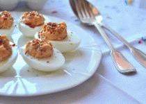 Zdjęcie - Jajka faszerowane z suszonymi pomidorami - Przepisy kulinarne ze zdjęciami