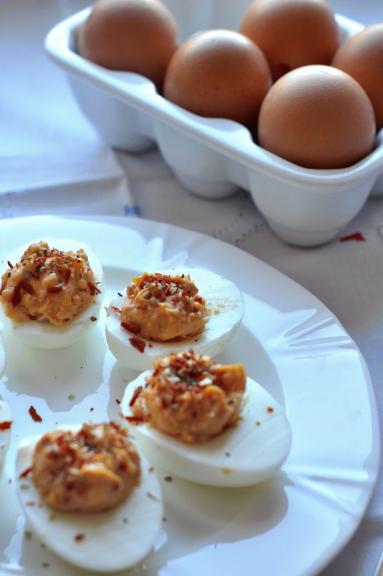Zdjęcie - Jajka faszerowane z suszonymi pomidorami - Przepisy kulinarne ze zdjęciami