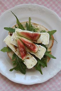 Zdjęcie - grzanka z camembertem i figami - Przepisy kulinarne ze zdjęciami