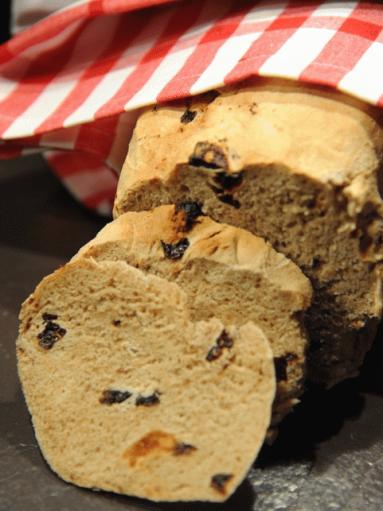 Zdjęcie - Chleb pełnoziarnisty z suszonymi śliwkami - Przepisy kulinarne ze zdjęciami