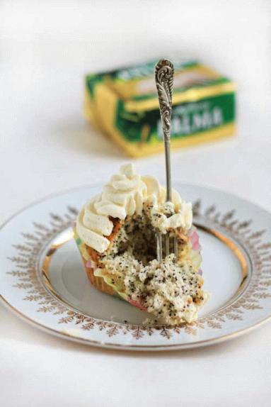 Zdjęcie - Makowe cupcakes z kremem z białej  czekolady - Przepisy kulinarne ze zdjęciami