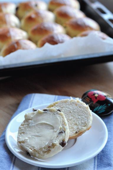 Zdjęcie - Hot cross buns- wielkanocne bułeczki prosto z Anglii - Przepisy kulinarne ze zdjęciami