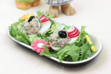 Zdjęcie - Jajka faszerowane pastą z tuńczyka - Przepisy kulinarne ze zdjęciami